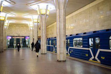 Minsk, Beyaz Rusya - 3 Mart, 2019: insanlar için tren bekliyor