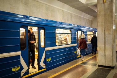 Minsk, Beyaz Rusya - 3 Mart, 2019: insanlar için tren bekliyor