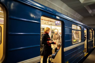 Minsk, Beyaz Rusya - 3 Mart, 2019: insanlar için tren bekliyor