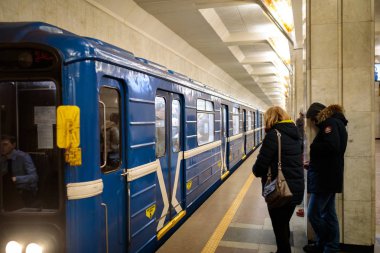 Minsk, Beyaz Rusya - 3 Mart, 2019: insanlar için tren bekliyor