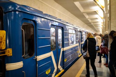 Minsk, Beyaz Rusya - 3 Mart, 2019: insanlar için tren bekliyor