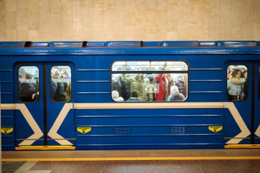 Minsk, Beyaz Rusya - 3 Mart, 2019: insanlar için tren bekliyor