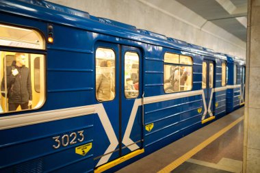 Minsk, Beyaz Rusya - 3 Mart, 2019: insanlar için tren bekliyor