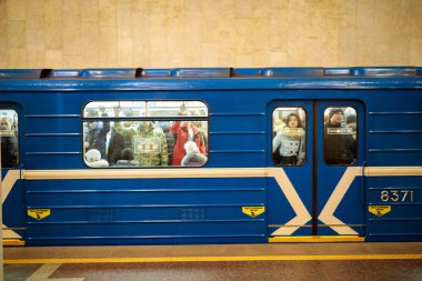 Minsk, Beyaz Rusya - 3 Mart, 2019: insanlar için tren bekliyor
