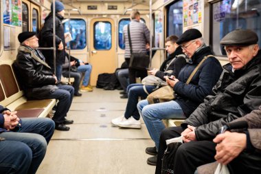 Minsk, Beyaz Rusya - 3 Mart, 2019: insanlar için tren bekliyor
