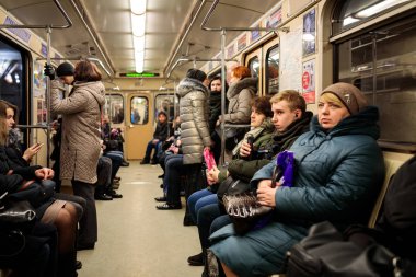 Minsk, Beyaz Rusya - 3 Mart, 2019: insanlar için tren bekliyor