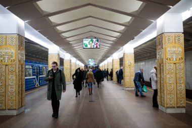 Minsk, Beyaz Rusya - 3 Mart, 2019: insanlar için tren bekliyor