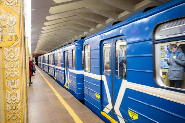 Minsk, Beyaz Rusya - 3 Mart, 2019: insanlar için tren bekliyor