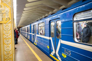 Minsk, Beyaz Rusya - 3 Mart, 2019: insanlar için tren bekliyor