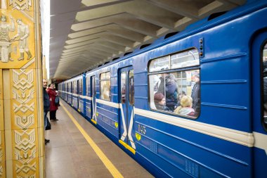 Minsk, Beyaz Rusya - 3 Mart, 2019: insanlar için tren bekliyor