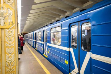 Minsk, Beyaz Rusya - 3 Mart, 2019: insanlar için tren bekliyor