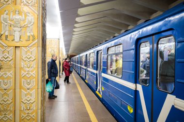 Minsk, Beyaz Rusya - 3 Mart, 2019: insanlar için tren bekliyor