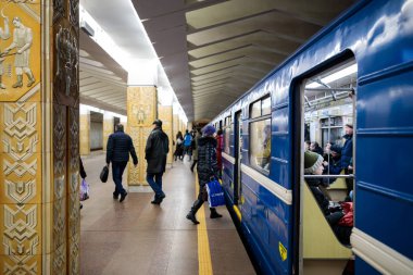 Minsk, Beyaz Rusya - 3 Mart, 2019: insanlar için tren bekliyor