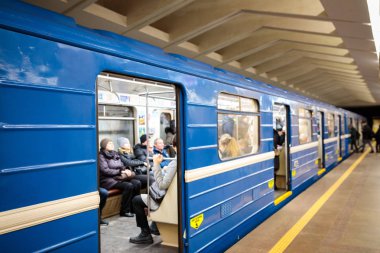 Minsk, Beyaz Rusya - 3 Mart, 2019: insanlar için tren bekliyor