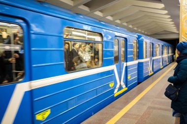 Minsk, Beyaz Rusya - 3 Mart, 2019: insanlar için tren bekliyor