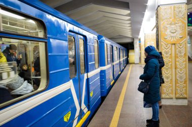 Minsk, Beyaz Rusya - 3 Mart, 2019: insanlar için tren bekliyor