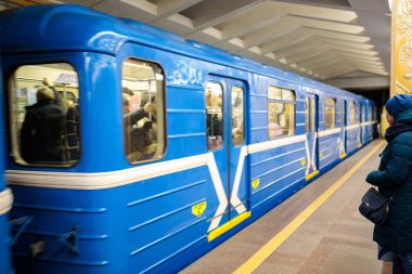 Minsk, Beyaz Rusya - 3 Mart, 2019: insanlar için tren bekliyor