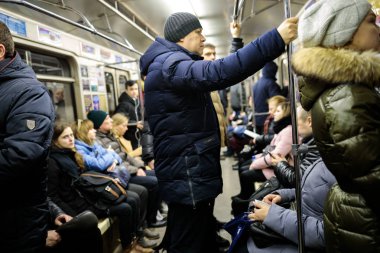 Minsk, Beyaz Rusya - 3 Mart, 2019: insanlar için tren bekliyor