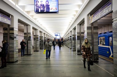 Minsk, Beyaz Rusya - 3 Mart, 2019: insanlar için tren bekliyor