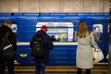 Minsk, Beyaz Rusya - 3 Mart, 2019: insanlar için tren bekliyor