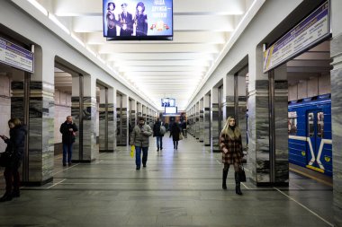 Minsk, Beyaz Rusya - 3 Mart, 2019: insanlar için tren bekliyor