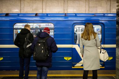 Minsk, Beyaz Rusya - 3 Mart, 2019: insanlar için tren bekliyor