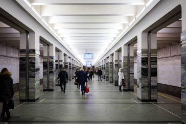 Minsk, Beyaz Rusya - 3 Mart, 2019: insanlar için tren bekliyor