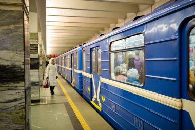 Minsk, Beyaz Rusya - 3 Mart, 2019: insanlar için tren bekliyor