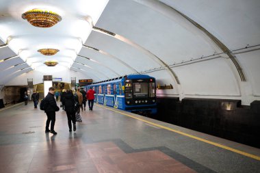 Minsk, Beyaz Rusya - 3 Mart, 2019: insanlar için tren bekliyor