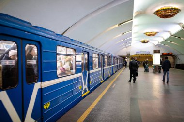 Minsk, Beyaz Rusya - 3 Mart, 2019: insanlar için tren bekliyor