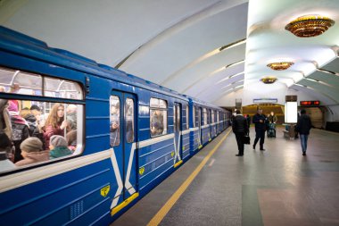 Minsk, Beyaz Rusya - 3 Mart, 2019: insanlar için tren bekliyor