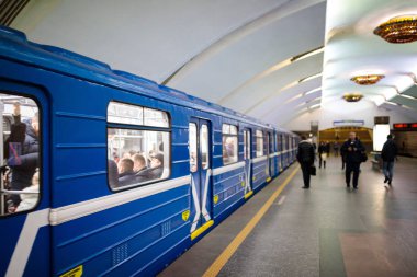 Minsk, Beyaz Rusya - 3 Mart, 2019: insanlar için tren bekliyor