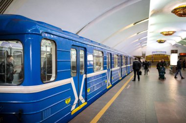 Minsk, Beyaz Rusya - 3 Mart, 2019: insanlar için tren bekliyor