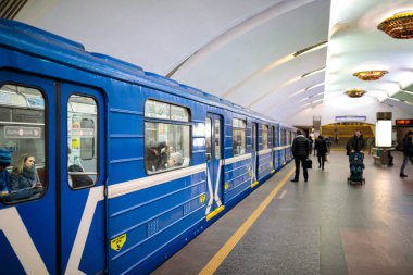 Minsk, Beyaz Rusya - 3 Mart, 2019: insanlar için tren bekliyor