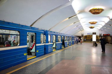Minsk, Beyaz Rusya - 3 Mart, 2019: insanlar için tren bekliyor