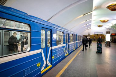 Minsk, Beyaz Rusya - 3 Mart, 2019: insanlar için tren bekliyor