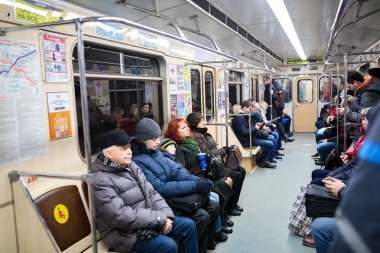 Minsk, Beyaz Rusya - 3 Mart, 2019: insanlar için tren bekliyor