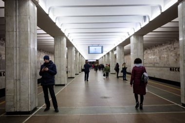 Minsk, Beyaz Rusya - 3 Mart, 2019: insanlar için tren bekliyor