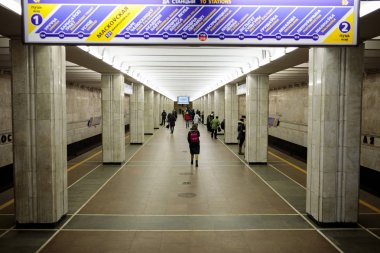 Minsk, Beyaz Rusya - 3 Mart, 2019: insanlar için tren bekliyor