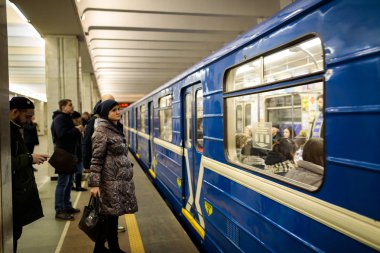 Minsk, Beyaz Rusya - 3 Mart, 2019: insanlar için tren bekliyor