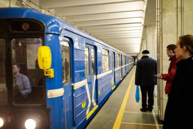 Minsk, Beyaz Rusya - 3 Mart, 2019: insanlar için tren bekliyor