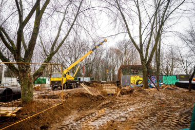 Minsk, Beyaz Rusya - 3 Mart, 2019: Borular avluda tamiri