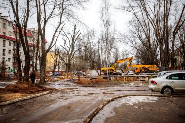 Minsk, Beyaz Rusya - 3 Mart, 2019: Borular avluda tamiri