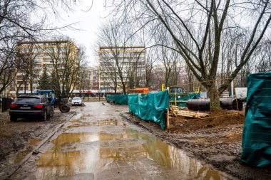 Minsk, Beyaz Rusya - 3 Mart, 2019: Borular avluda tamiri