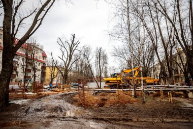 Minsk, Beyaz Rusya - 3 Mart, 2019: Borular avluda tamiri