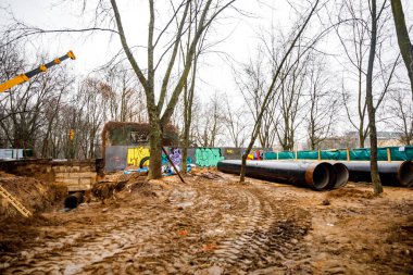 Minsk, Beyaz Rusya - 3 Mart, 2019: Borular avluda tamiri