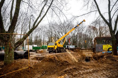 Minsk, Beyaz Rusya - 3 Mart, 2019: Borular avluda tamiri