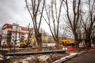Minsk, Beyaz Rusya - 3 Mart, 2019: Borular avluda tamiri