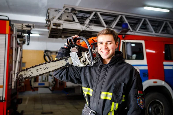 MINSK, BELARUS - 3 MARZO 2019: accanto ad un abete si trova un vigile del fuoco — Foto Stock