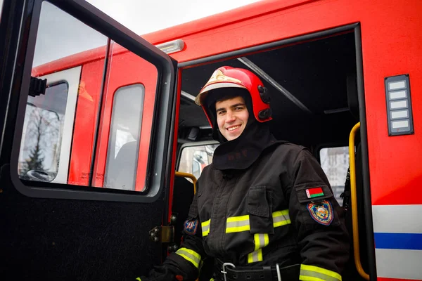 Minsk, Beyaz Rusya - 3 Mart, 2019: firefighter bir köknar yanında duruyor